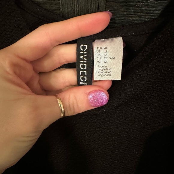 Elegant Black Sleeveless Dress - Picture 3 of 3